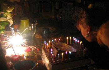Partymania sells, among other things, cake candles with coloured flames Coloured candles from Partymania